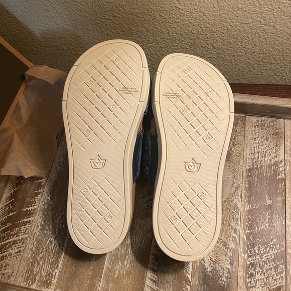 Spenco Footwear Women's Dawn Mule Blue Slide Sandals Size (8 Wide, Blue Ostrich) - Picture 10 of 14